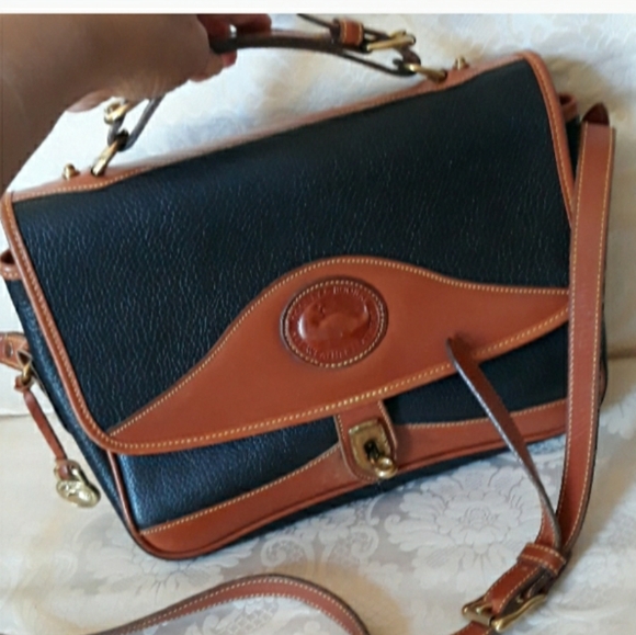 Dooney & Bourke Handbags - Vintage dooney & bourke crossbody bag